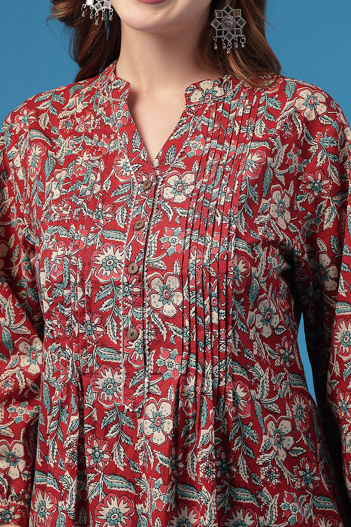 Multi Pleated Top; comfortable pleats are suitable for wear during pregnancy and nursing.