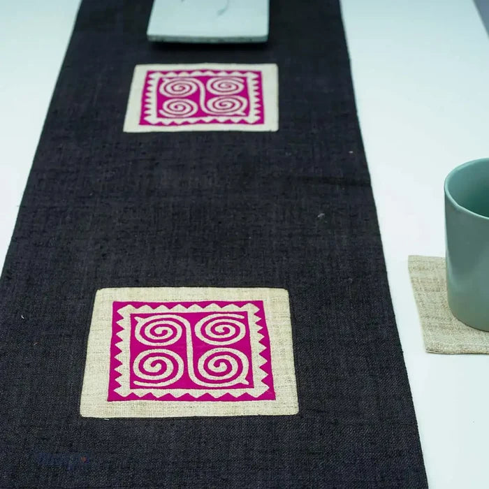 Handgjord svart linnelöpare med rosa tribaltryck i mitten
