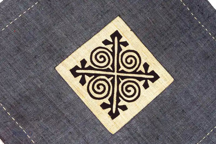 Geometriskt tribaltryck i svart på grått hampatyg