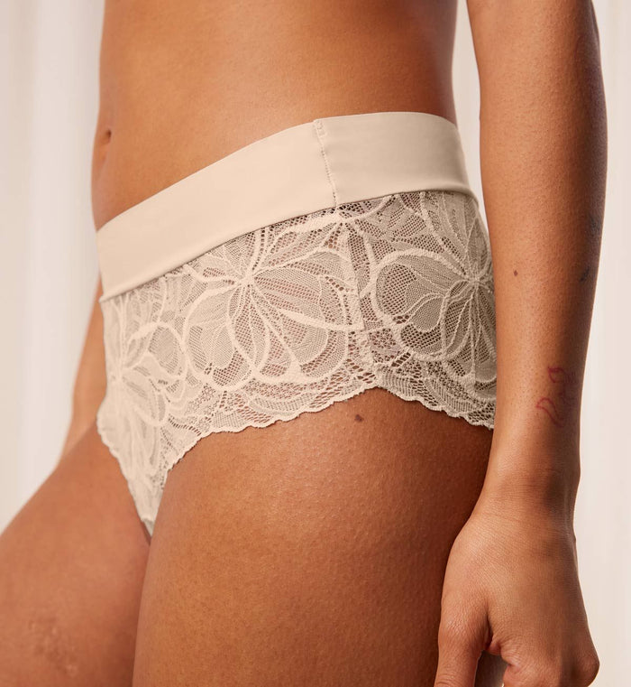 BEIGE TRIUMPH BODY MAKE UP ILLUSION LACE SHORT