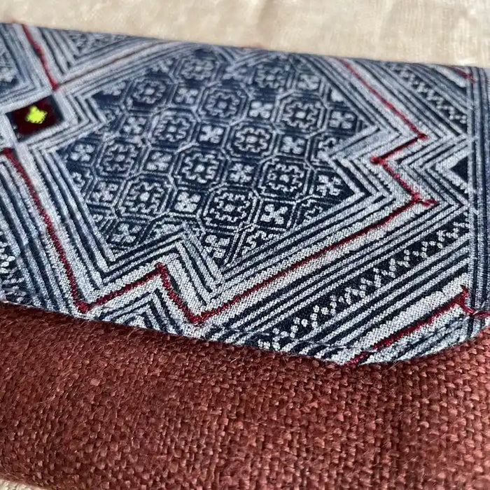 Vindigo long purse rust brown hemp ethnic close-up pattern view