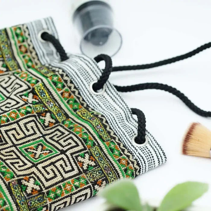 Närbild på väskans broderade tribalmönster och hampatextur