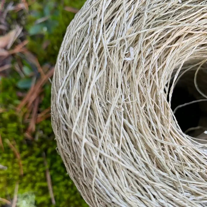 Ekologiskt hampagarn med rå, naturlig fiberstruktur.