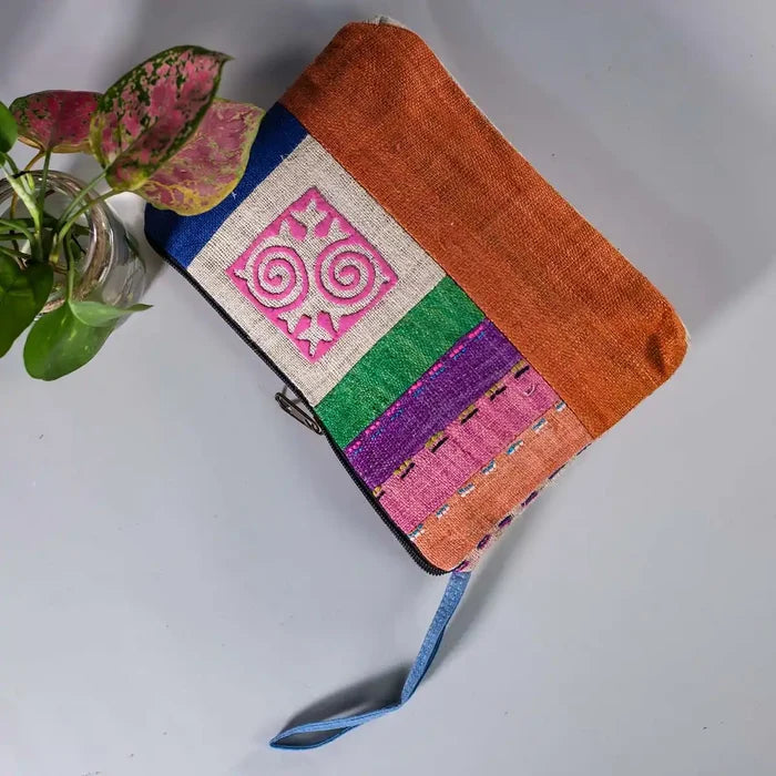 1_8470-vindigo-cosmeticbag-orangepink-hemp-embroidered-lifestyle.webp