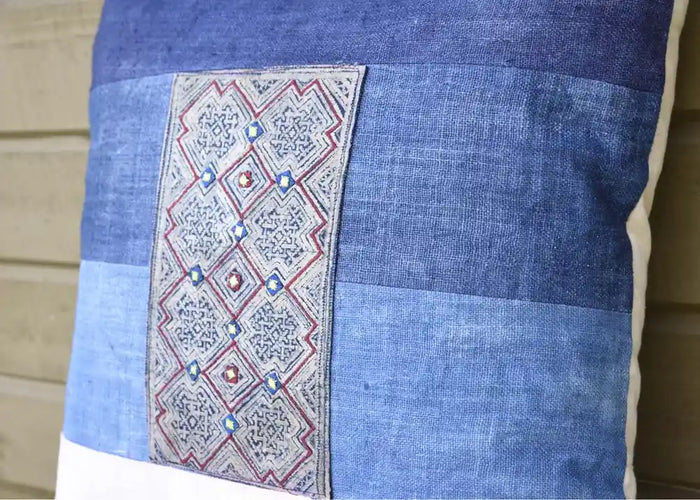 Kuddfodral i blå hampa med vertikal panel i broderat tribaltyg