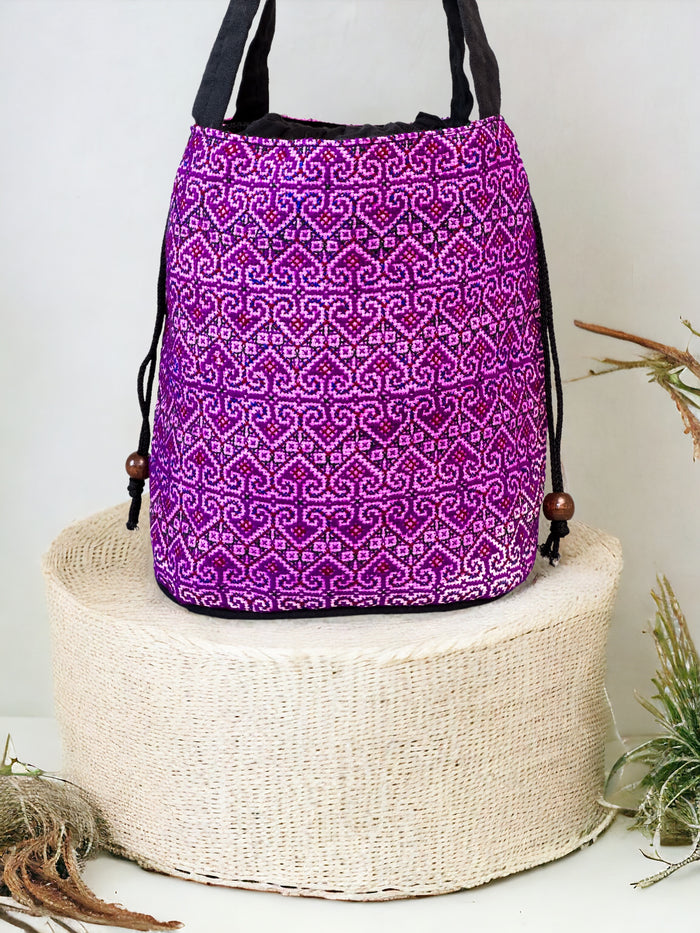 Purple heart motif embroidery shoulder bag with string to close