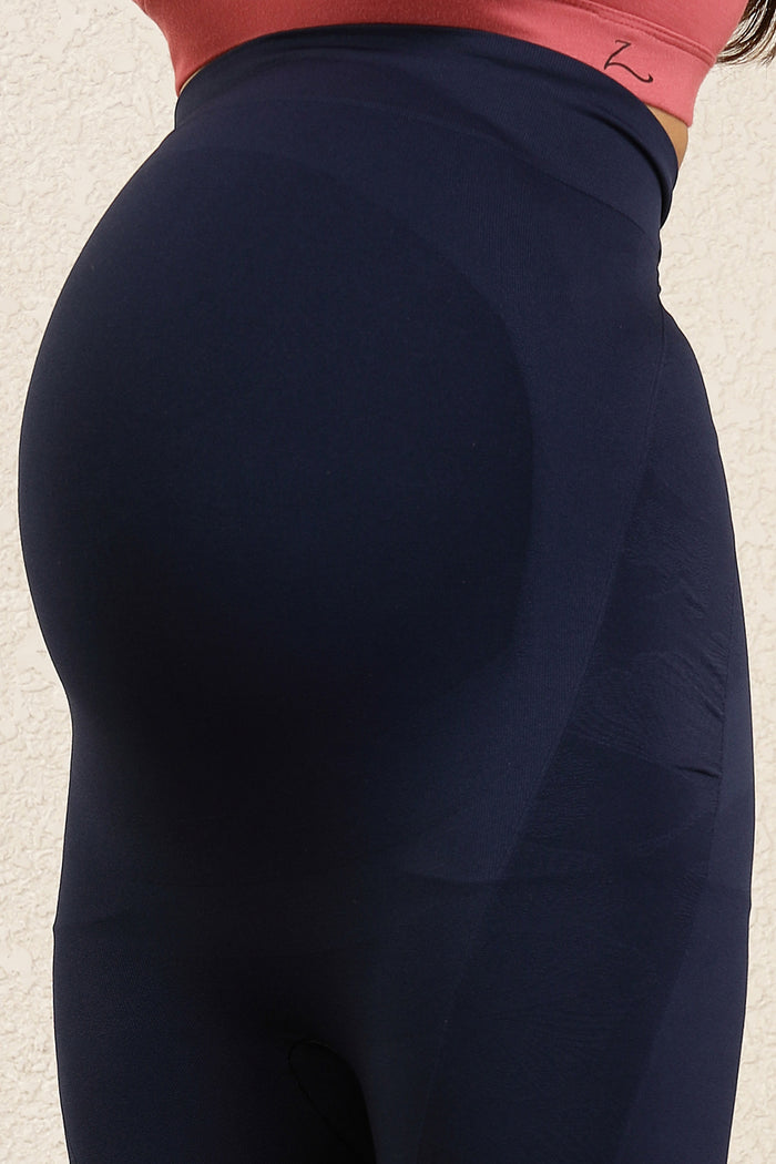 Navy Legging high waist; band provides support over the stomach during pregnancy.