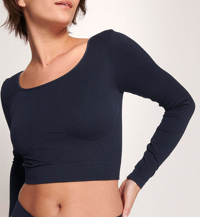 BLACK SLOGGI EVER INFUSED ALOE CROP TOP LS