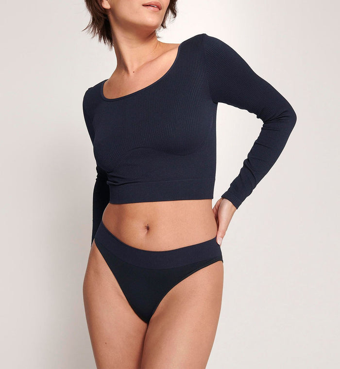 BLACK SLOGGI EVER INFUSED ALOE CROP TOP LS