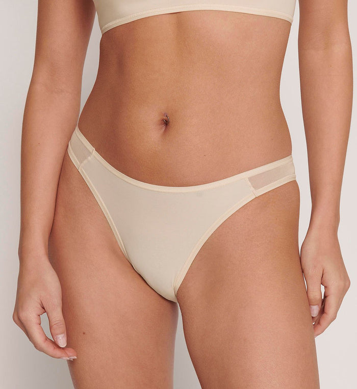 IVORY SLOGGI SOFT ADAPT TINY TANGA
